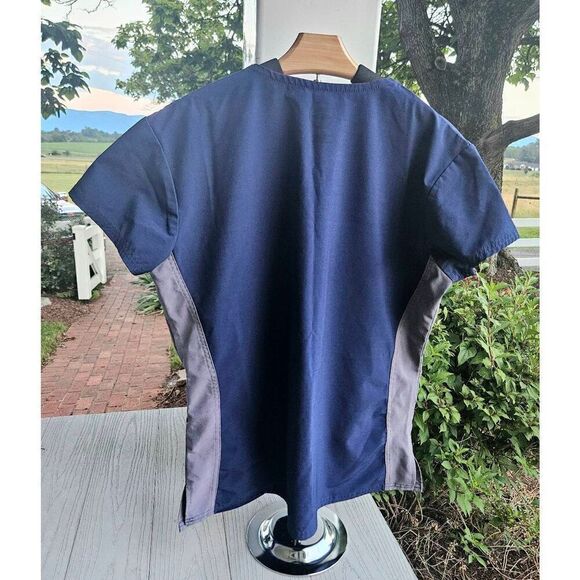 DIVINE STRETCH v neck scrub top preloved medium - Picture 5 of 11